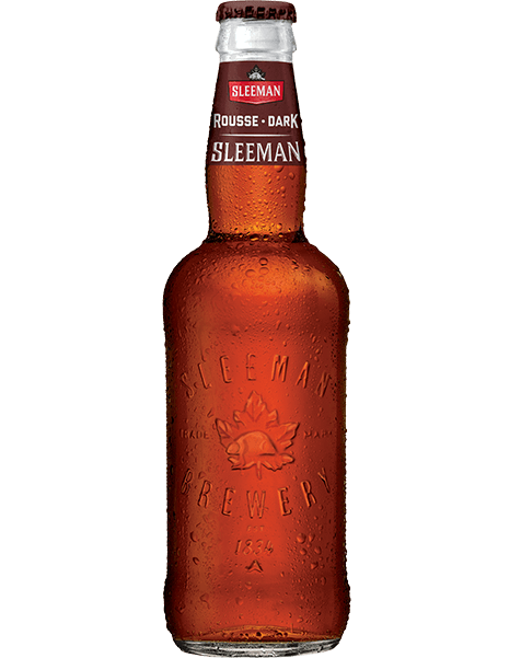A bottle of Sleeman Clear 2.0 between a 355 ml can and a 473 ml can.